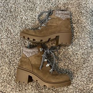 Universal Thread hiking boots